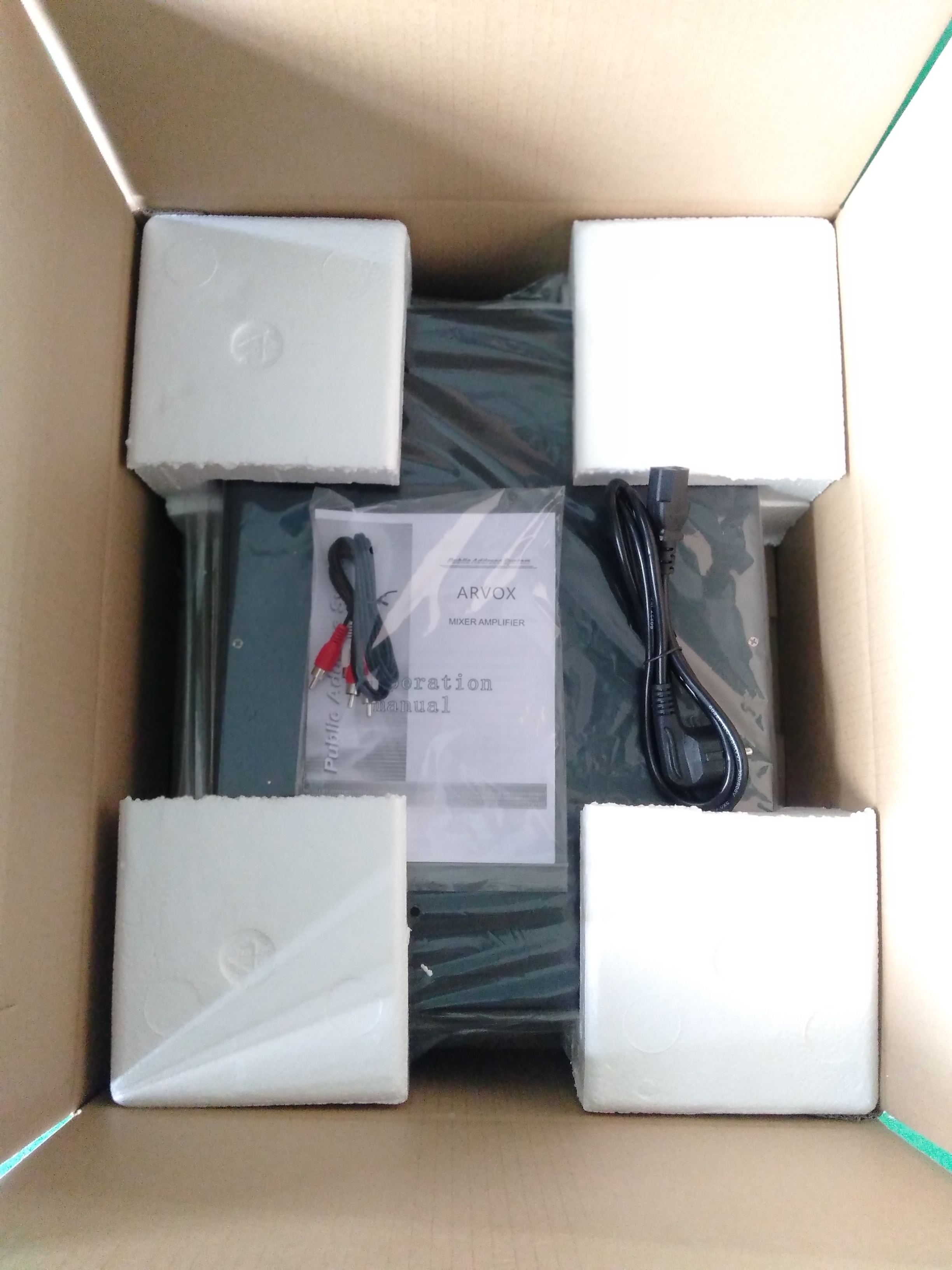 Amplifier with foam supports, manual and cables